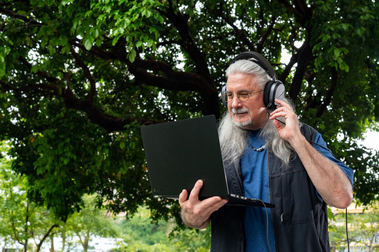 隨著AI時代來臨,馬修連恩也將工作配備升級為ASUS ProArt P16 AI戶外創作筆電。